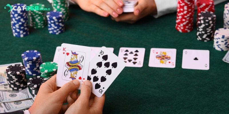 Người chơi tập trung phân tích lịch sử cược trên màn hình baccarat.
